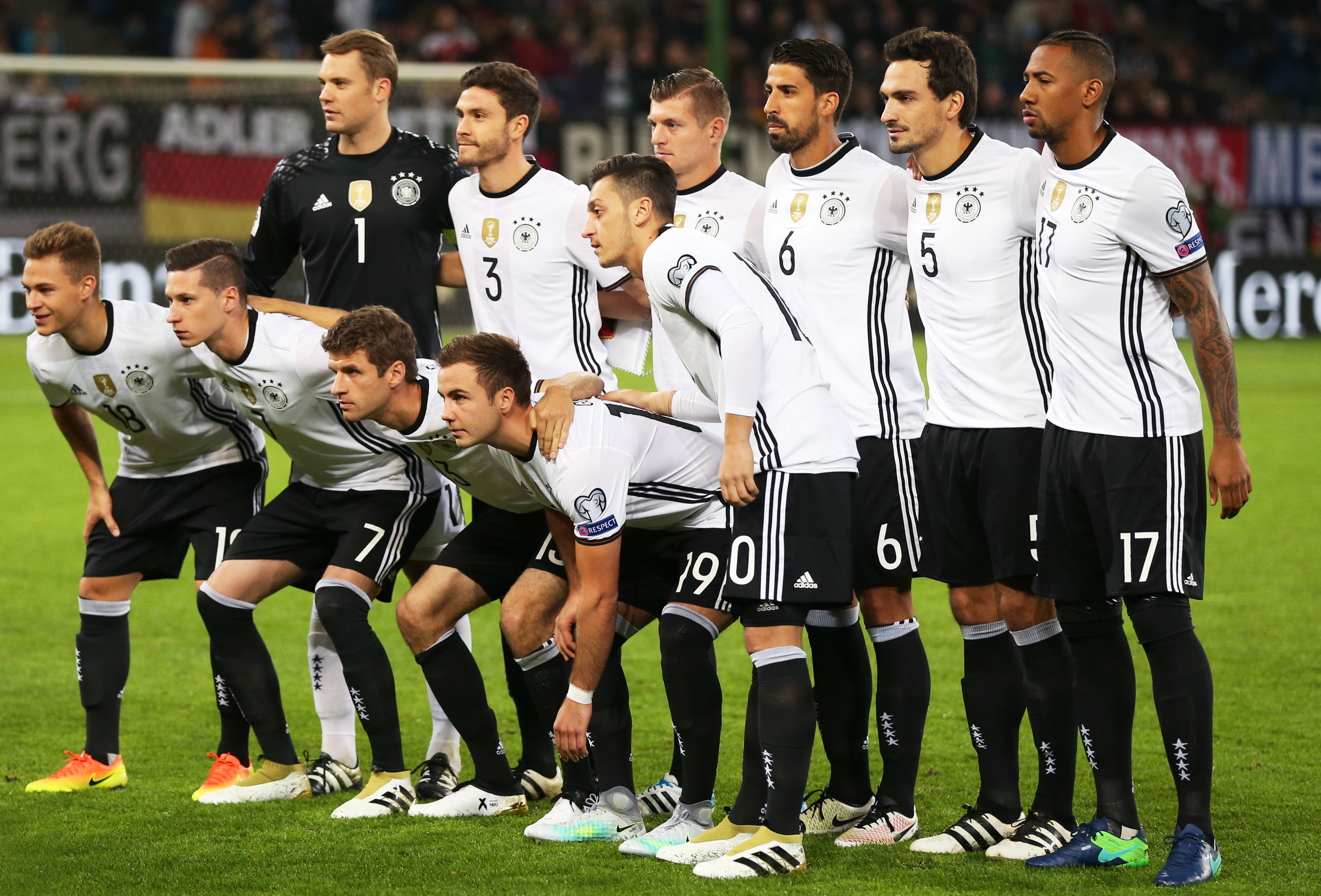 他们纷纷向 他们纷纷向